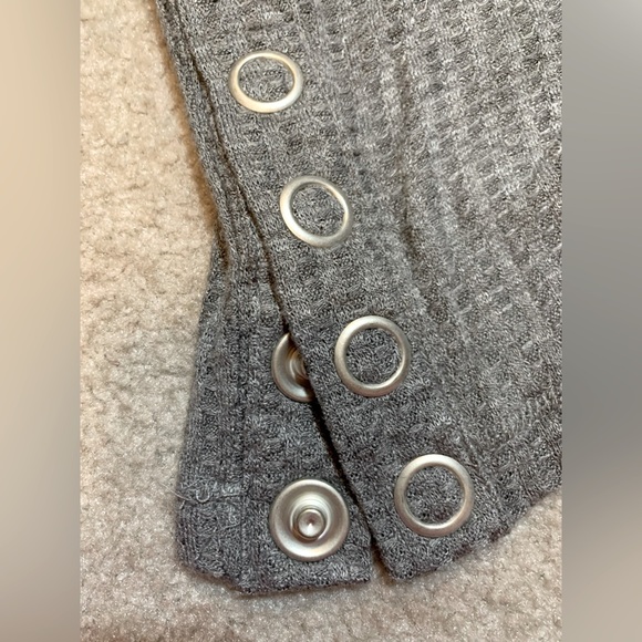 NWT Chaser Gray Waffle Knit High Neck Top With Snaps Women Size Small - Picture 3 of 6